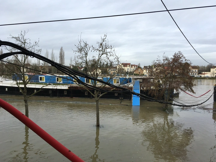 Invisible confluences