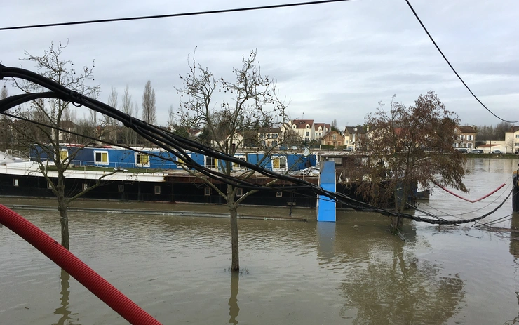 Invisible confluences